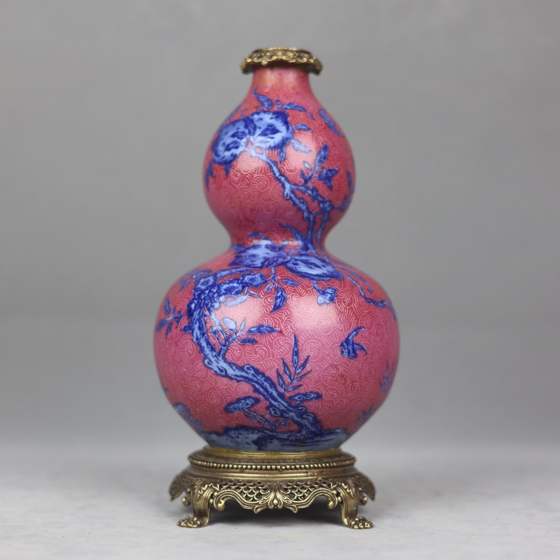 A Exquisite Blue and White Inlaid Copper Gourd Vase: A Exquisite Blue and White Inlaid Copper Gourd Vase,Qing Dynasty,China,Qianlong Six-character Mark,Size: 9.4inx1.7inx4.7inx4.1in 青花镶铜葫芦瓶,中ࢲ
