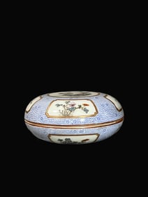 A Exquisite Famille-Rose Gilt Flower Pattern Box