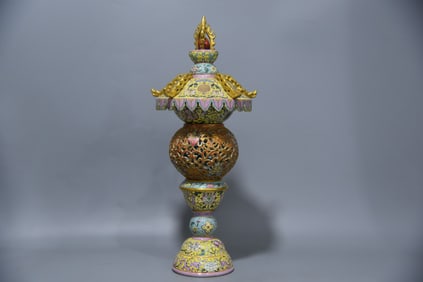 A Exquisite Yellow Ground Iron-Red Painted Gold Lotus Pattern Lantern