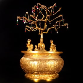 A Exquisite Gilt Bronze Carved Statue of Sakyamuni