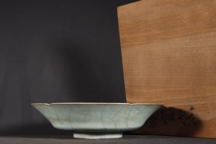 A Exquisite Guan yao Celadon Glzed ice Crackle Pattern Brush Washer