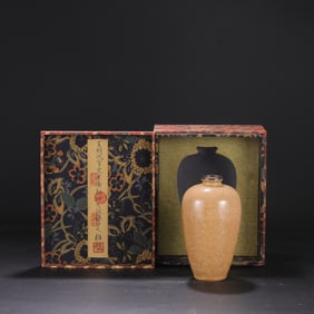 A Exquisite Guan yao Rice Yellow Glazed ice Crackle Pattern Vase, with an Imperial Poem by Emperor