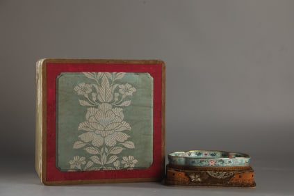 An Exquisite Famille-Rose Green Ground Painted Gold Lotus Pattern Flower and Butterfly Pattern Brush