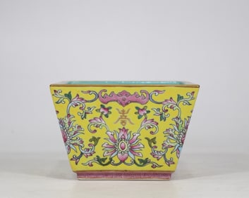 An Exquisite Famille-Rose Bats and Peach Pattern Lotus Pattern Brush Washer