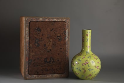 An Exquisite Famille-Rose Flower Pattern Vase