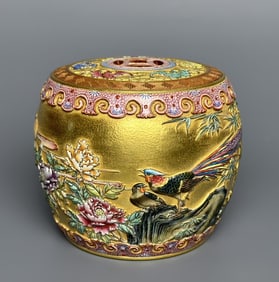 An Exquisite Famille-Rose Flower and Bird Pattern with poem Ornament