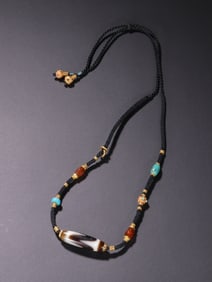 An Exquisite Dzi Bead Inlaid Gems Necklace