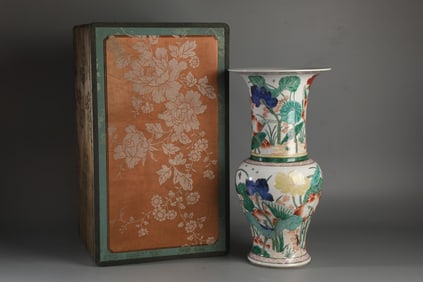 An Exquisite Wucai Blue and White Painted Gold Flower Pattern Vase