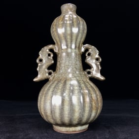 An Exquisite Guan yao Double-Ears Vase
