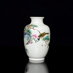 An Exquisite Enamel Flower and Bird Pattern Vase