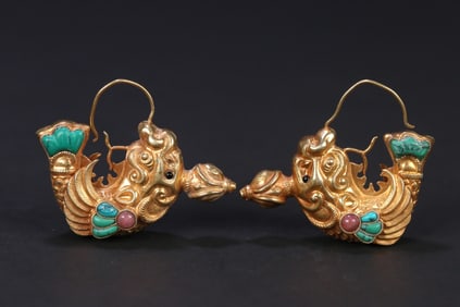 A Pair of Exquisite Gilt Silver Inlaid Gems Earrings