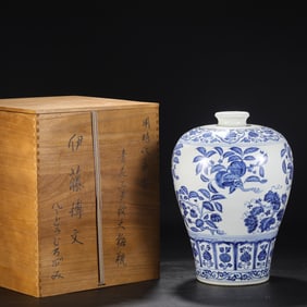 An Exquisite Blue and White Flower and Fruit Pattern Lotus Pattern Vase