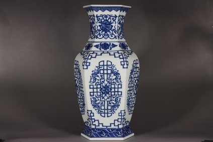An Exquisite Blue and White Bats and Peach Pattern Seawater Pattern Vase