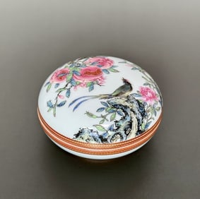 An Exquisite Enamel Iron-Red Painted Gold Flower and Bird Pattern Box
