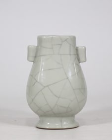 An Exquisite Ge yao Double-Ears Vase