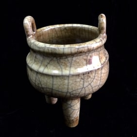 An Exquisite Ge yao Double-Ears and Tripod Censer