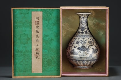 An Exquisite Blue and White Lotus Pattern Flower and Bird Pattern Vase