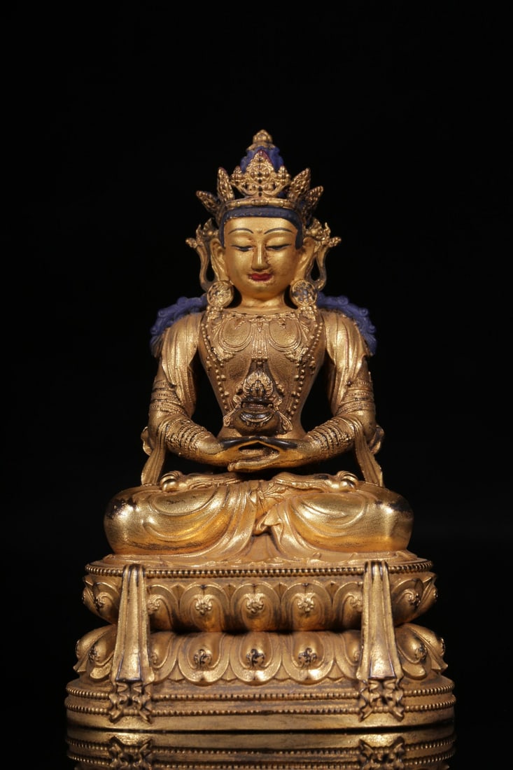An Exquisite Gilt Bronze Buddha Statue (1 of 9)