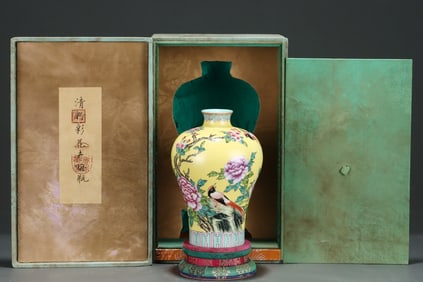 An Exquisite Famille-Rose Flower and Bird Pattern Vase