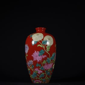 An Exquisite Famille-Rose Flower Pattern Vase