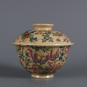 An Exquisite Famille-Rose Yellow Glazed Flower and Butterfly Pattern Bats and Peach Pattern Bowl