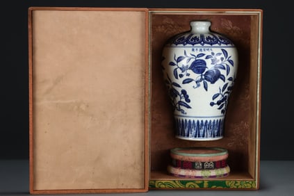 An Exquisite Blue and White Flower and Fruit Pattern Vase