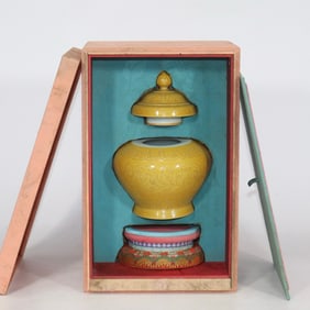 An Exquisite Yellow Glazed Lotus Pattern Jar