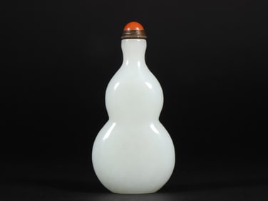 An Exquisite White Jade Gourd-Shaped Snuff Bottle