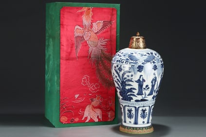 A Huge Blue and White Figure and Story Pattern Bottle