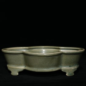 An Exquisite Ru yao Four Legs Basin