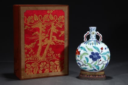 An Exquisite Famille-Rose Flower Pattern Double-Ears Vase