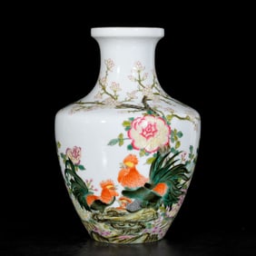 An Exquisite Enamel Flower and Rooster Pattern Vase