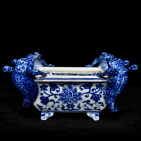 A Precious Blue and White Flower Pattern Brush Washer