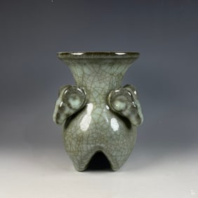 An Exquisite Guan yao Sheep Pattern Vase
