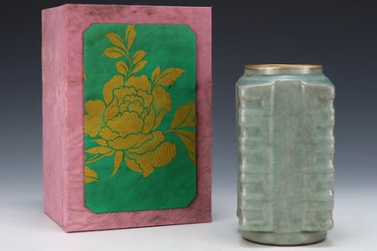 An Exquisite Guan yao Celadon Glazed Painted Gold Vase,with an Imperial Poem by Emperor Qianlong