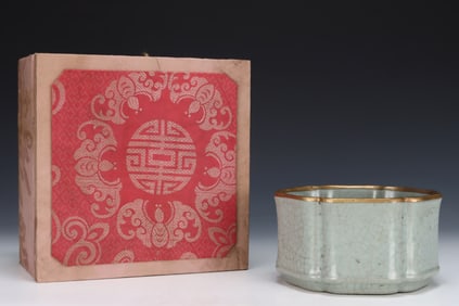 An Exquisite Guan yao Celadon Glazed Painted Gold Brush Washer