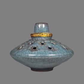 An Exquisite Guan yao Cover with Gold Censer