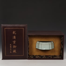 An Exquisite Longquan yao Celadon Glazed Flower-Shaped Box