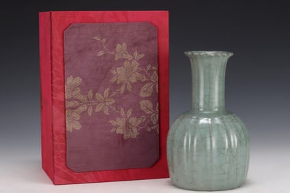 An Exquisite Guan yao Vase