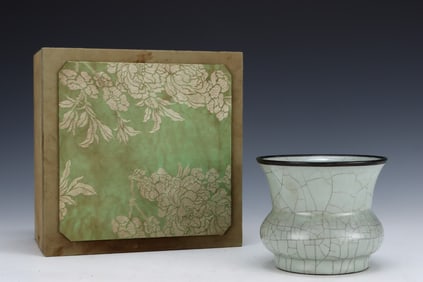 An Exquisite Guan yao Vase,with an Imperial Poem by Emperor Qianlong