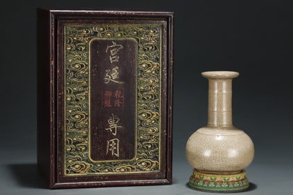 An Exquisite Ge yao Vase