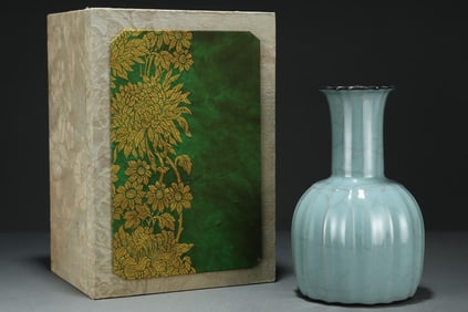 An Exquisite Guan yao Vase