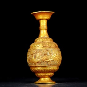 An exquisite gilt bronze vase with phoenix pattern