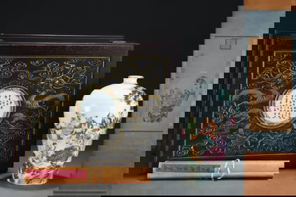 An Exquisite Famille-Rose Painted Gold Figure Pattern Vase,with Vertical Scroll Painting on Silk