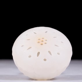 An exquisite white jade lotus pattern box