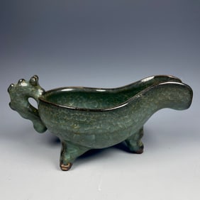 An Exquisite Guan yao Tripod Cup