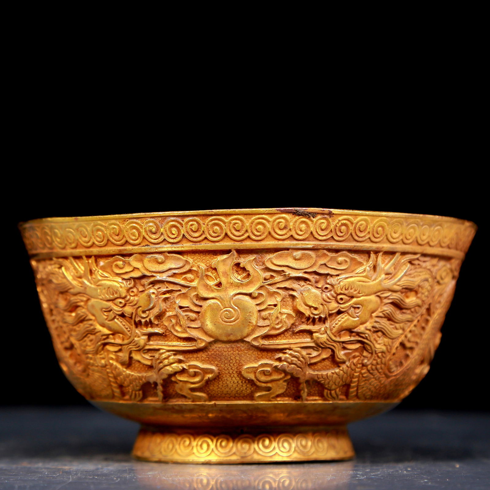 An exquisite gilt bronze bowl with dragon pattern (1 of 7)