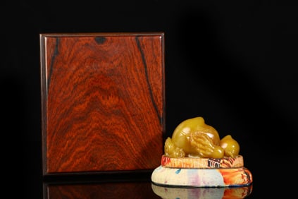 An Exquisite Tianhuang Stone Peach Ornament