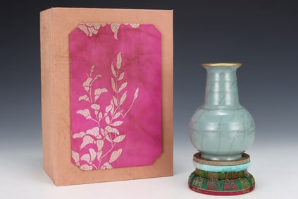 An Exquisite Guan yao Vase