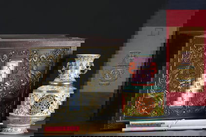 An Exquisite Enamel Painted Gold Lotus Pattern Double-Ears Vase,with Vertical Scroll Painting on